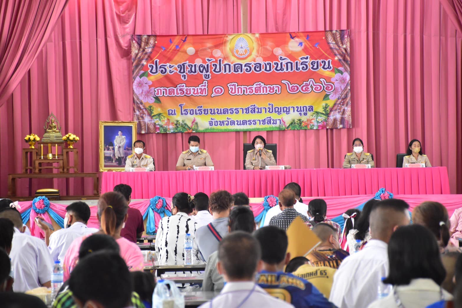 วันที่ 15-16 พฤษภาคม 2566 ดร.อรอินทร์ คลองมิ่ง ผู้อำนวยการโรงเรียน พร้อมด้วยรองผู้อำนวยการโรงเรียน คณะกรรมการฝ่ายบริหาร ครู และบุคลากรให้การต้อนรับผู้ปกครอง และนักเรียนในการนำบุตรหลานเข้าเรียน ภาคเรียนที่ 1 ปีการศึกษา 2566 พร้อมทั้งร่วมแลกเปลี่ยนแนวทางการพัฒนาคุณภาพการศึกษา ณ หอประชุมไทรงาม